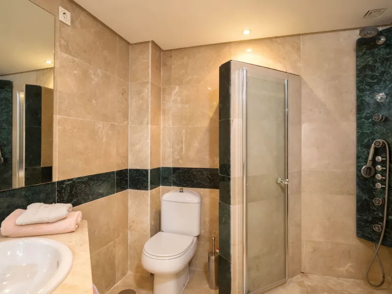 Elegant and bright apartment with partial golf course views in a prime location in Marbella