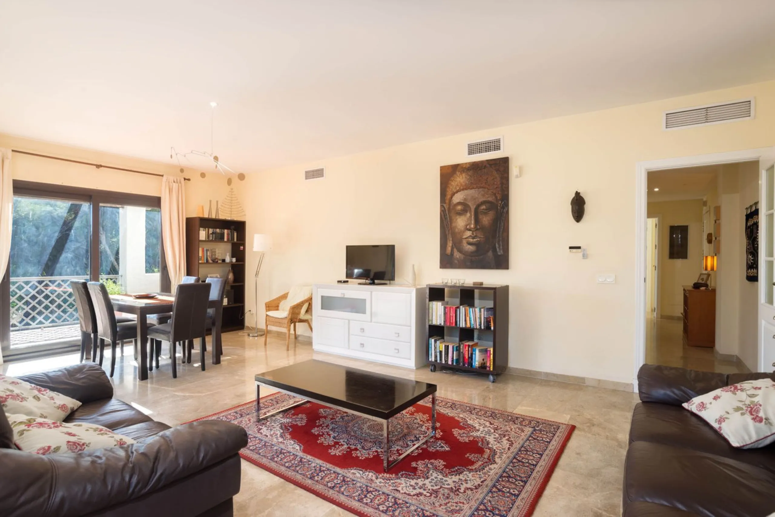 Elegant and bright apartment with partial golf course views in a prime location in Marbella
