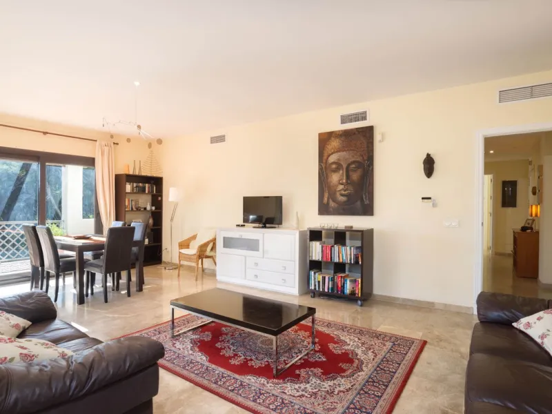 Elegant and bright apartment with partial golf course views in a prime location in Marbella