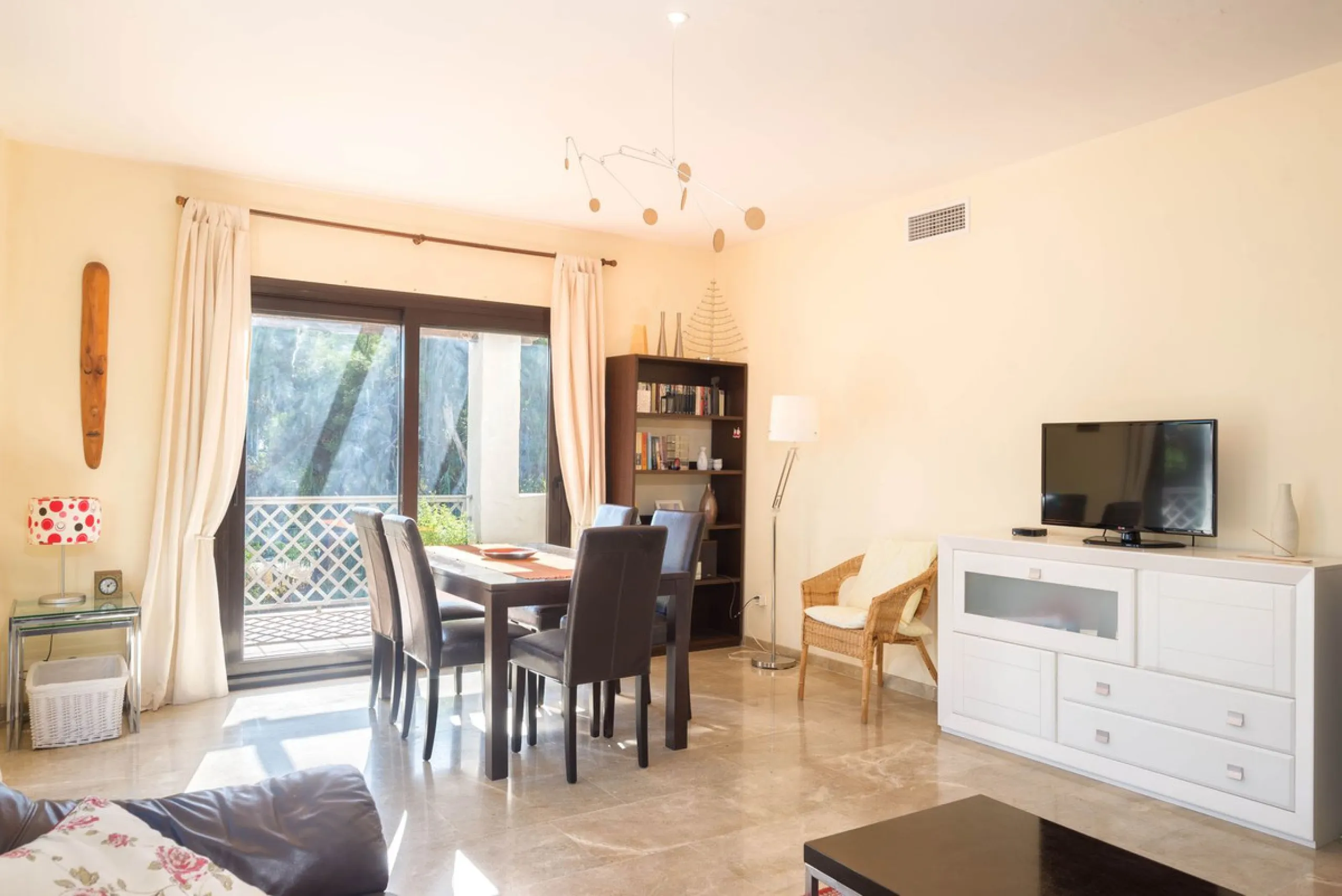 Elegant and bright apartment with partial golf course views in a prime location in Marbella
