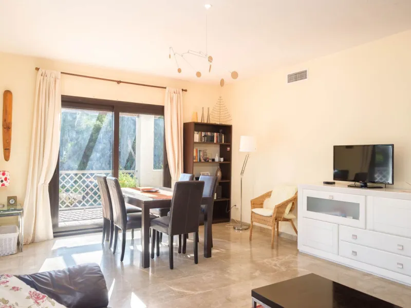 Elegant and bright apartment with partial golf course views in a prime location in Marbella