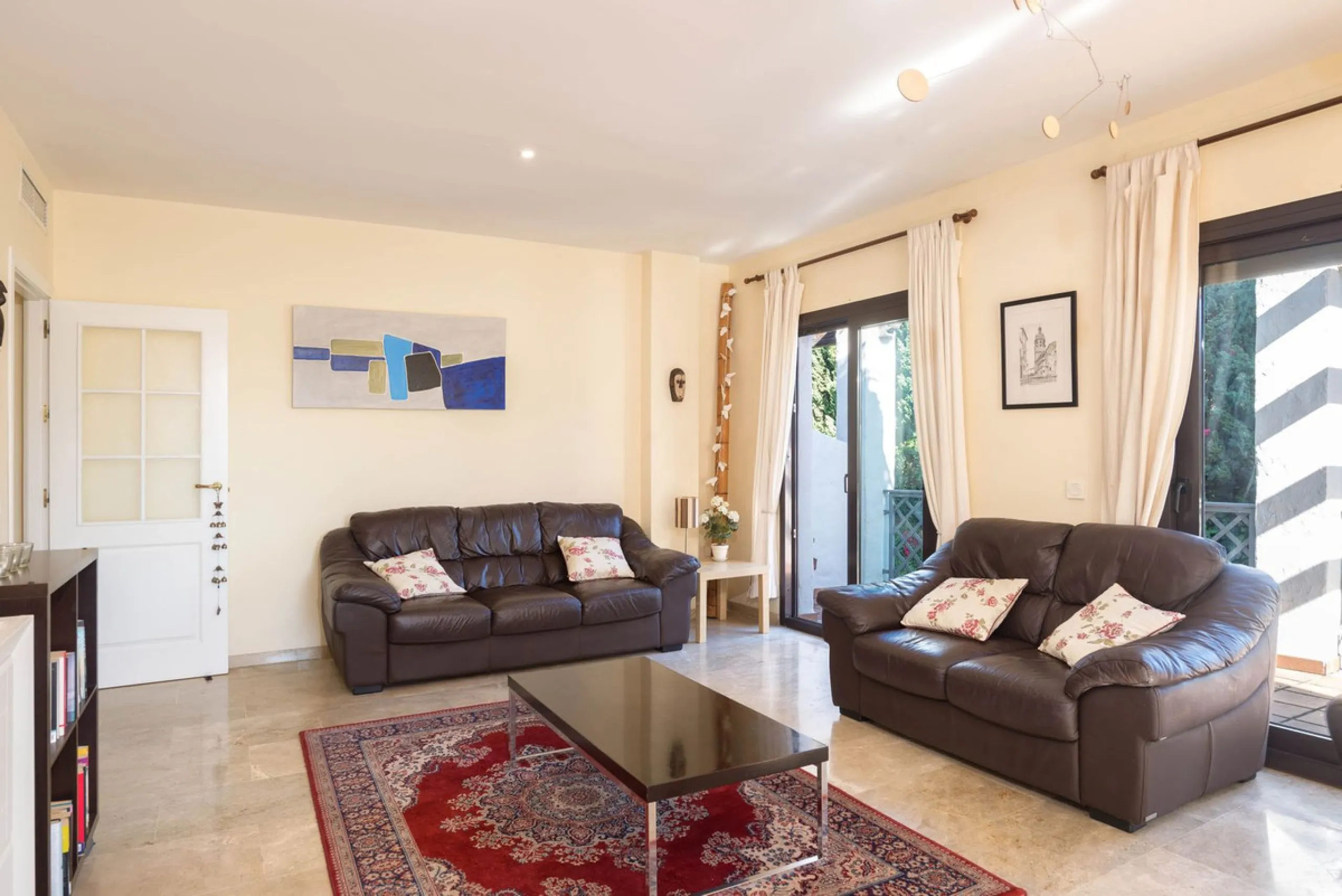 Elegant and bright apartment with partial golf course views in a prime location in Marbella