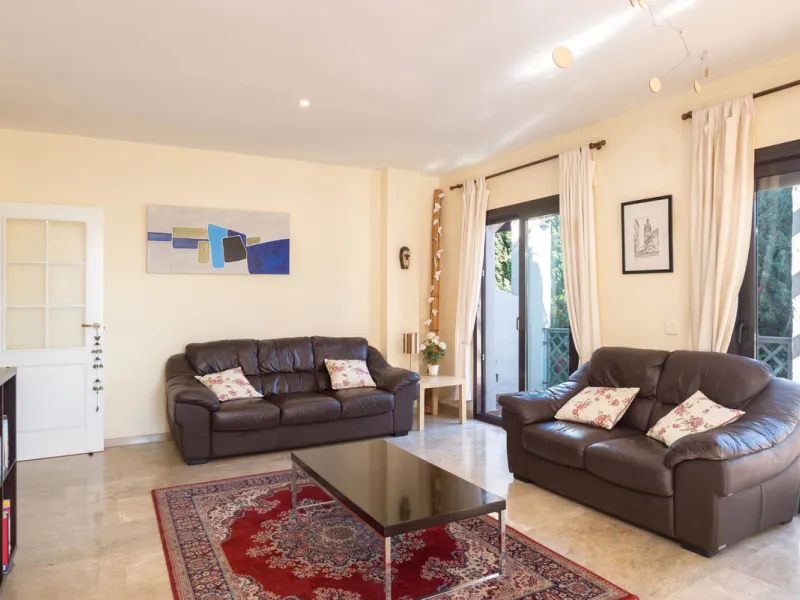 Elegant and bright apartment with partial golf course views in a prime location in Marbella