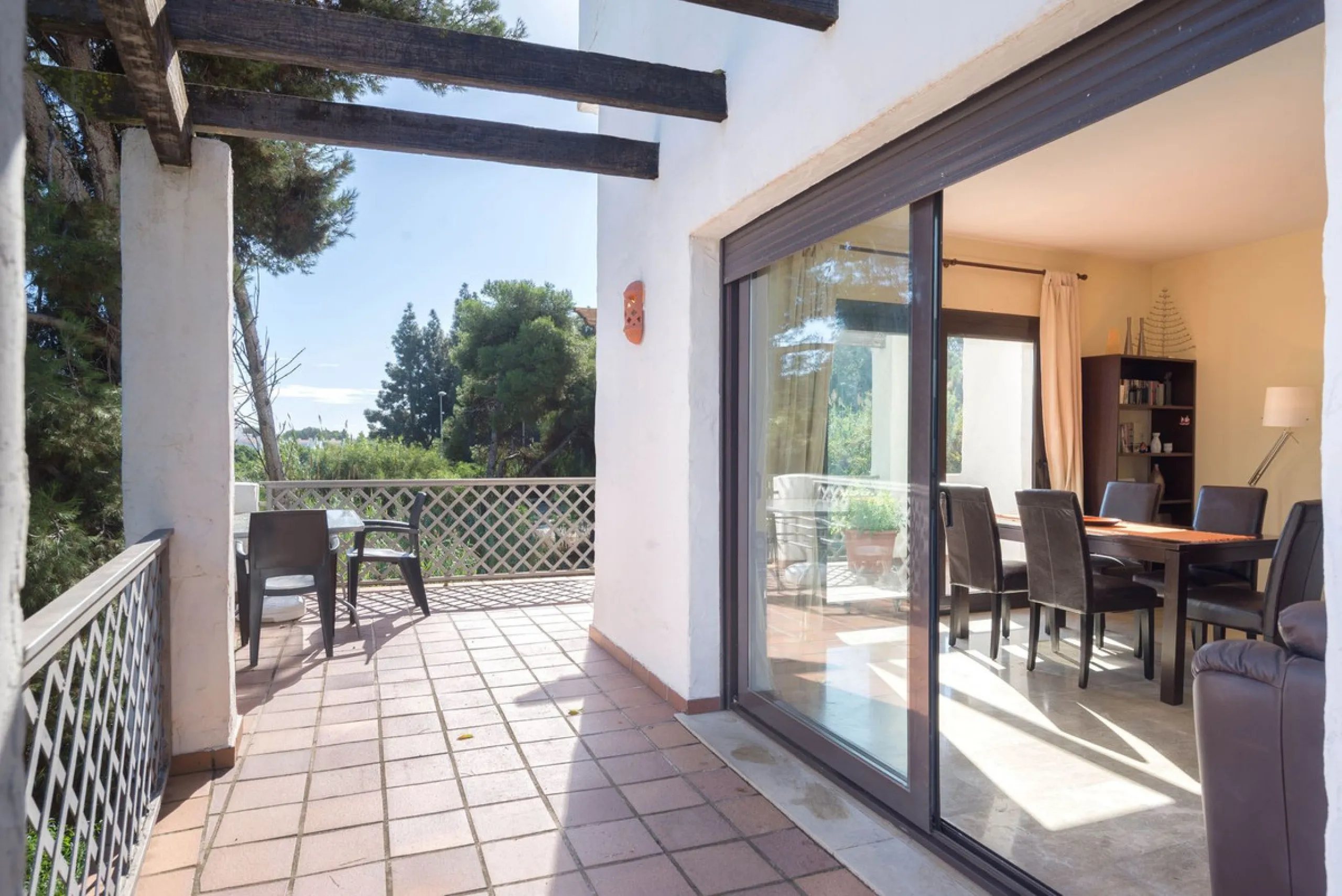 Elegant and bright apartment with partial golf course views in a prime location in Marbella