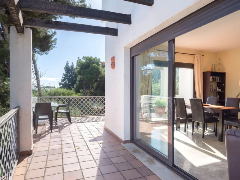 Elegant and bright apartment with partial golf course views in a prime location in Marbella