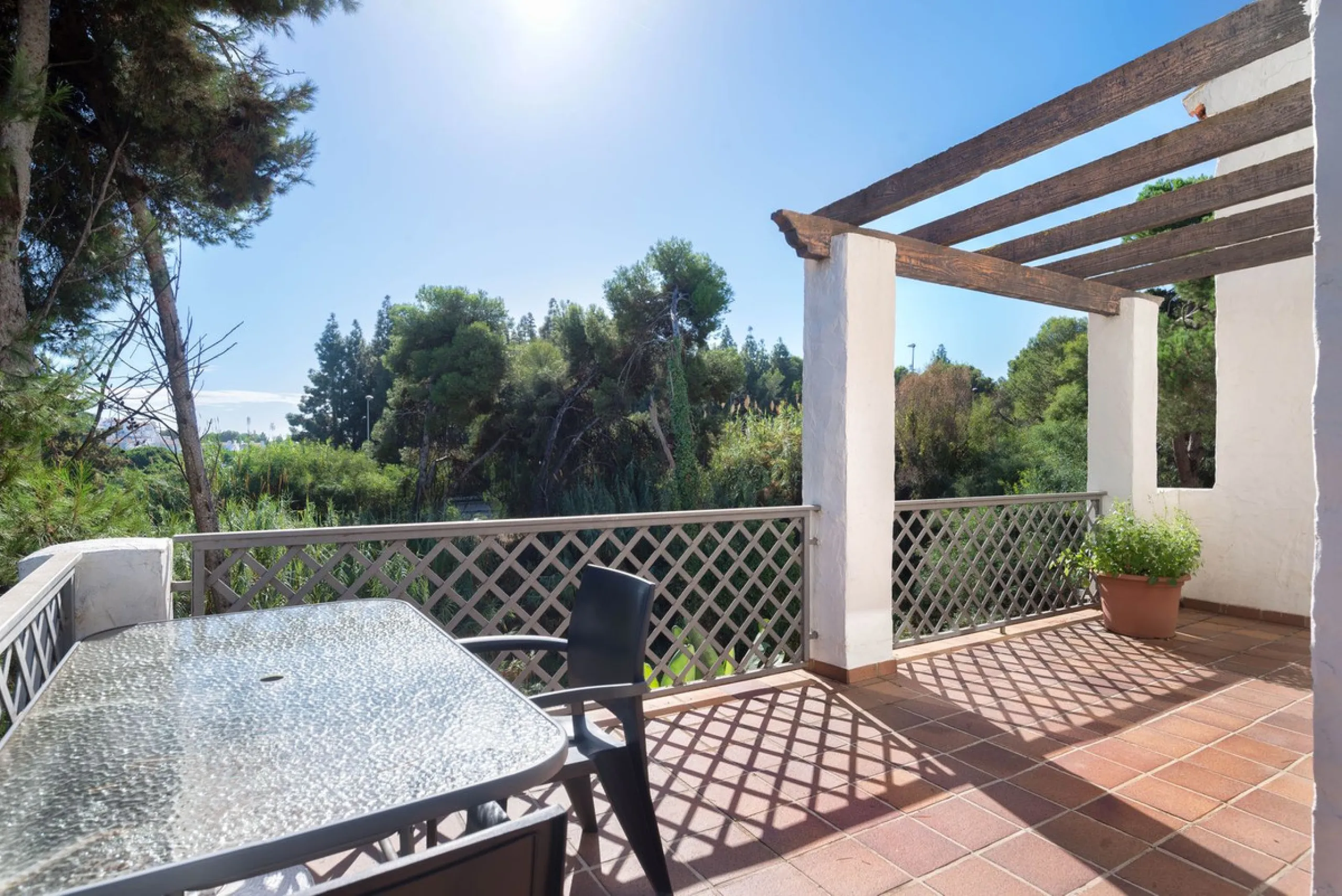 Elegant and bright apartment with partial golf course views in a prime location in Marbella