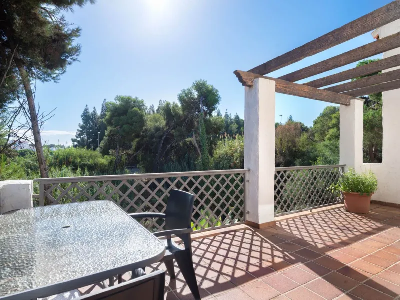 Elegant and bright apartment with partial golf course views in a prime location in Marbella
