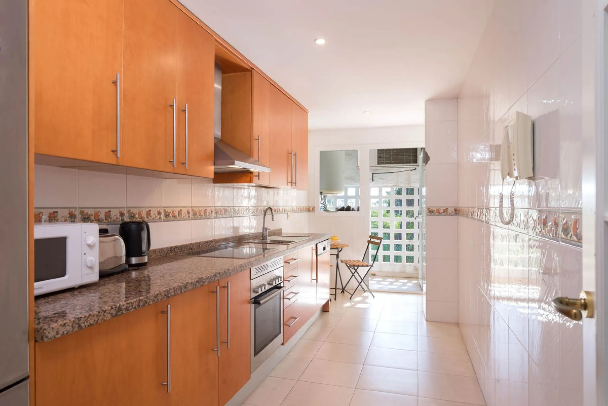 Elegant and bright apartment with partial golf course views in a prime location in Marbella