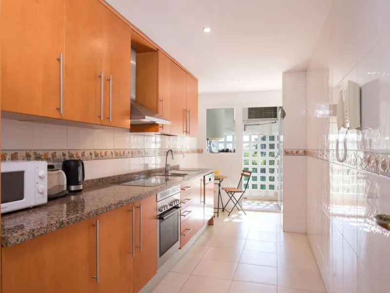 Elegant and bright apartment with partial golf course views in a prime location in Marbella