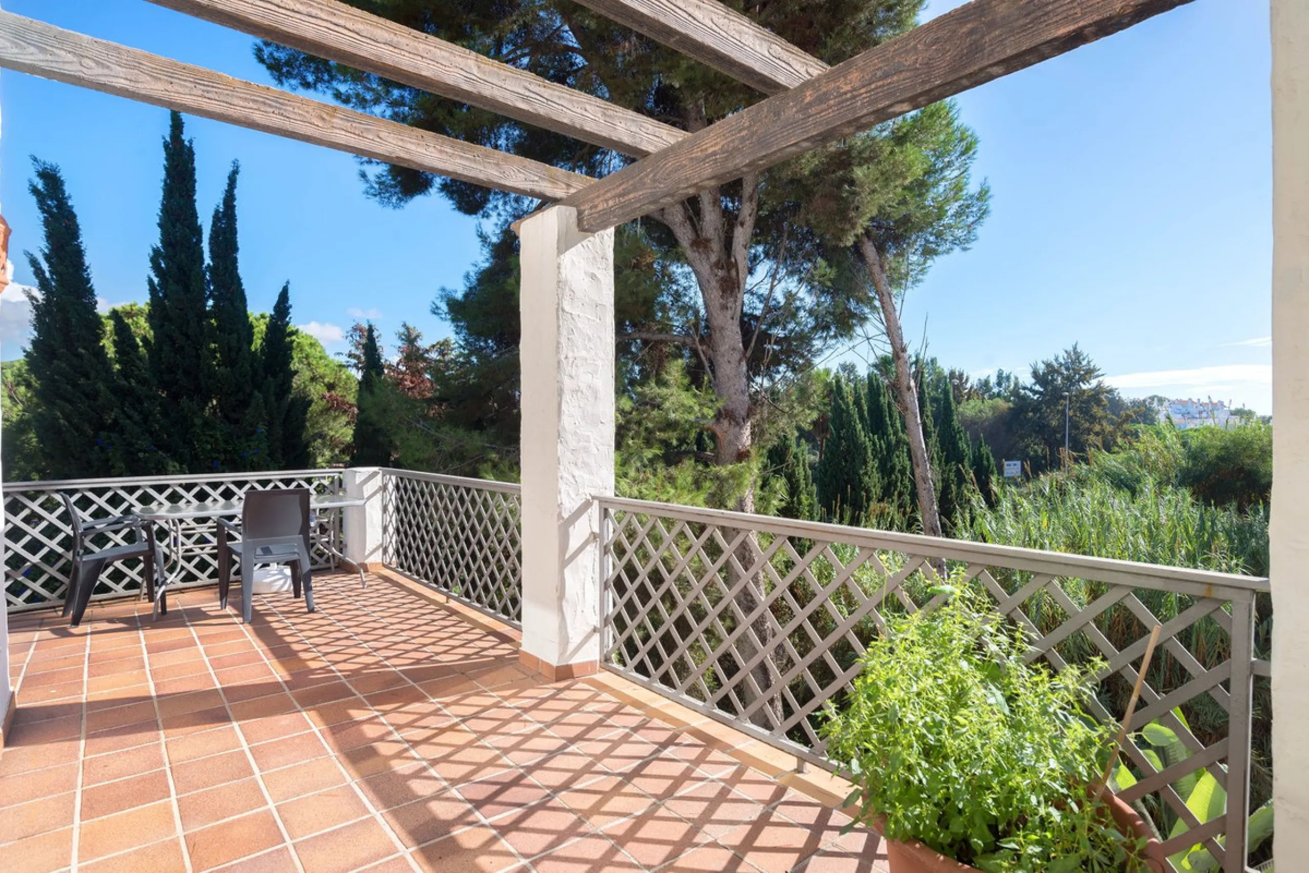 Elegant and bright apartment with partial golf course views in a prime location in Marbella