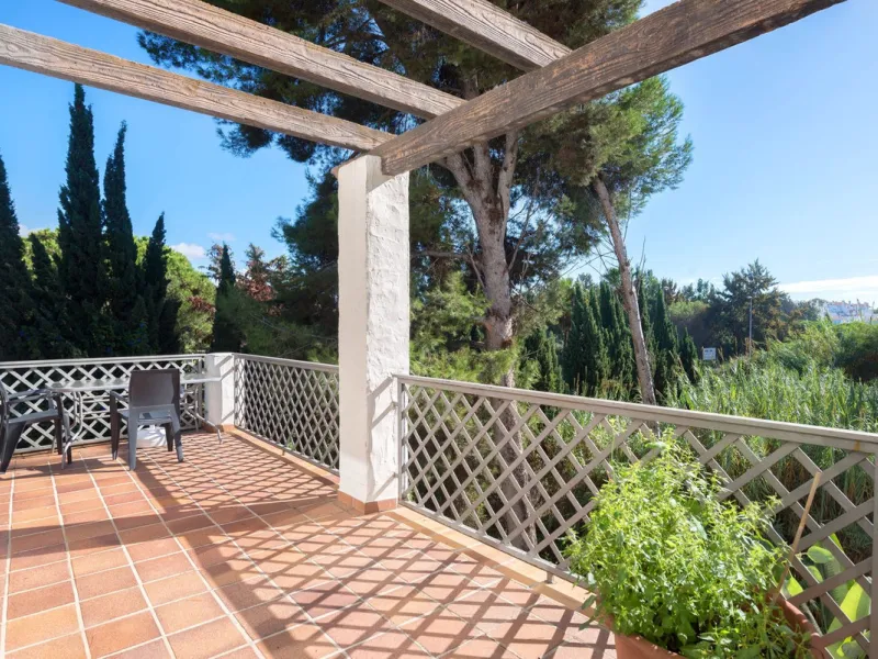 Elegant and bright apartment with partial golf course views in a prime location in Marbella