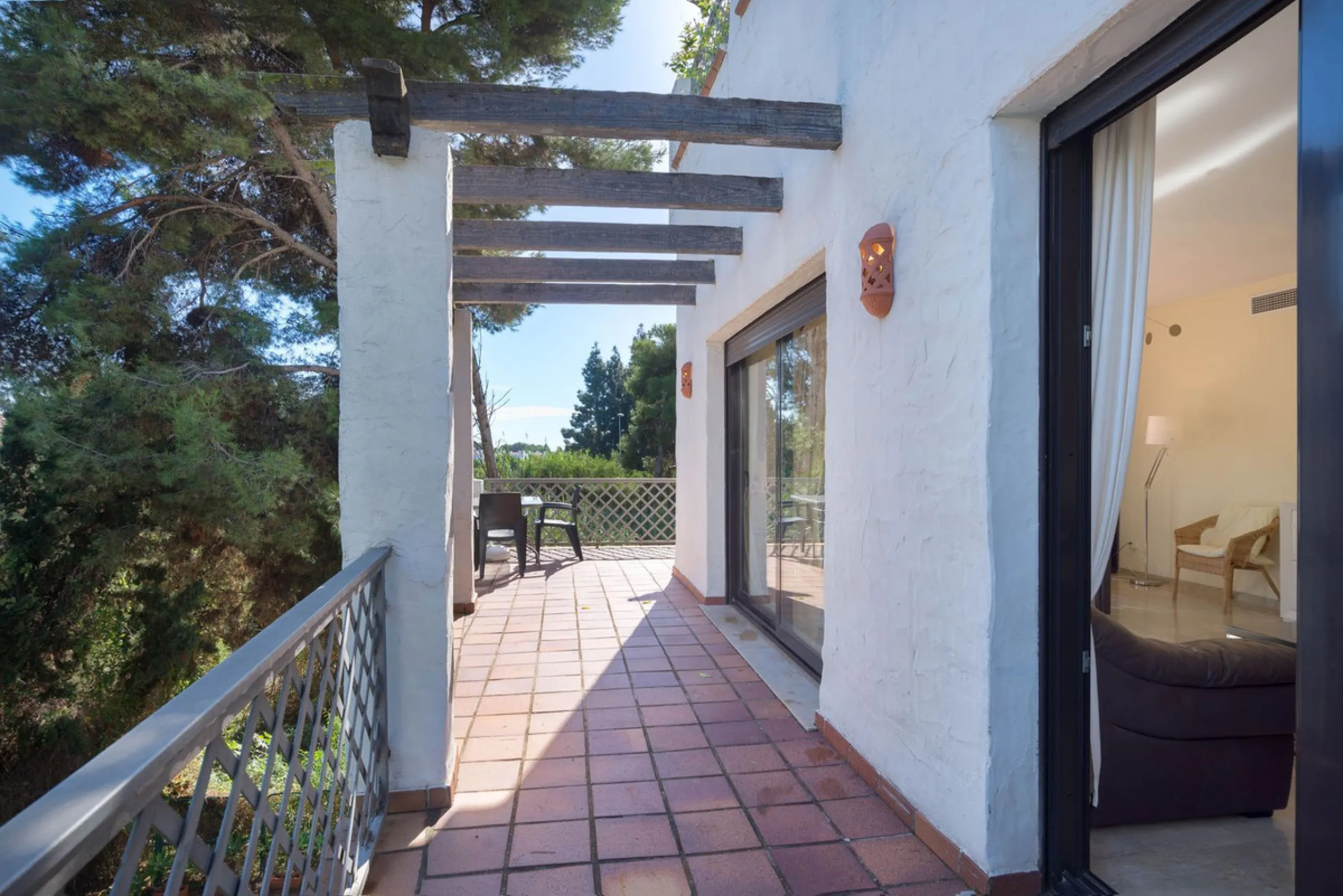 Elegant and bright apartment with partial golf course views in a prime location in Marbella