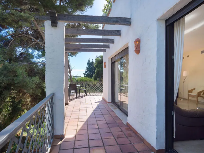 Elegant and bright apartment with partial golf course views in a prime location in Marbella