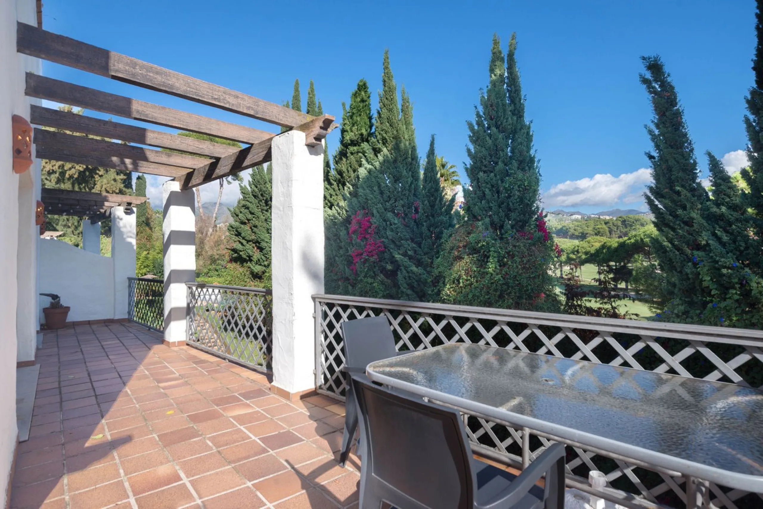 Elegant and bright apartment with partial golf course views in a prime location in Marbella