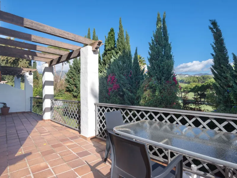 Elegant and bright apartment with partial golf course views in a prime location in Marbella
