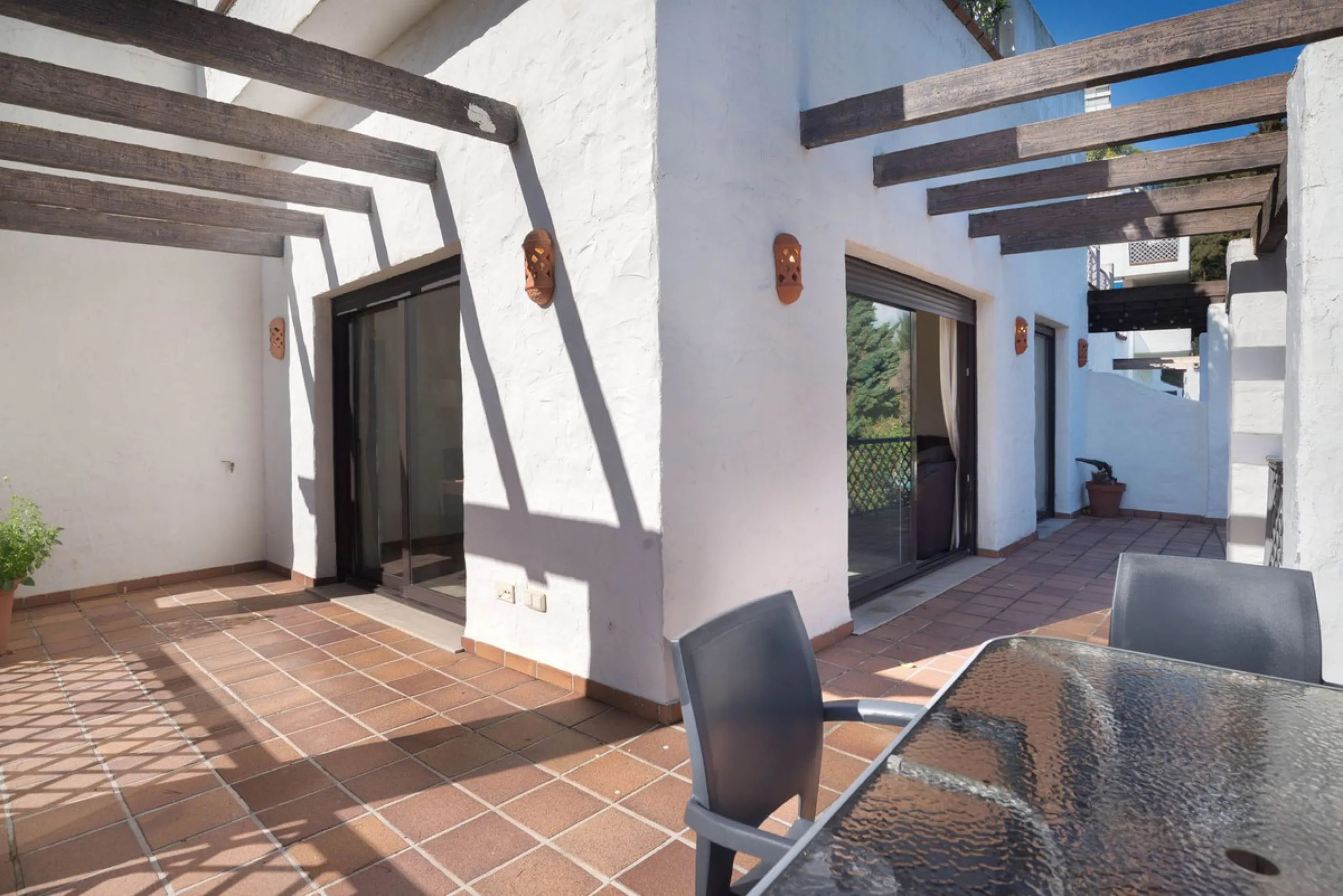 Elegant and bright apartment with partial golf course views in a prime location in Marbella