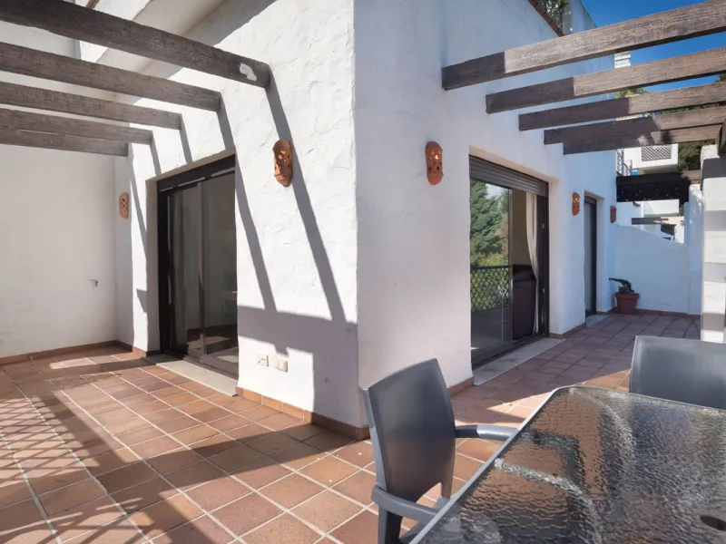 Elegant and bright apartment with partial golf course views in a prime location in Marbella