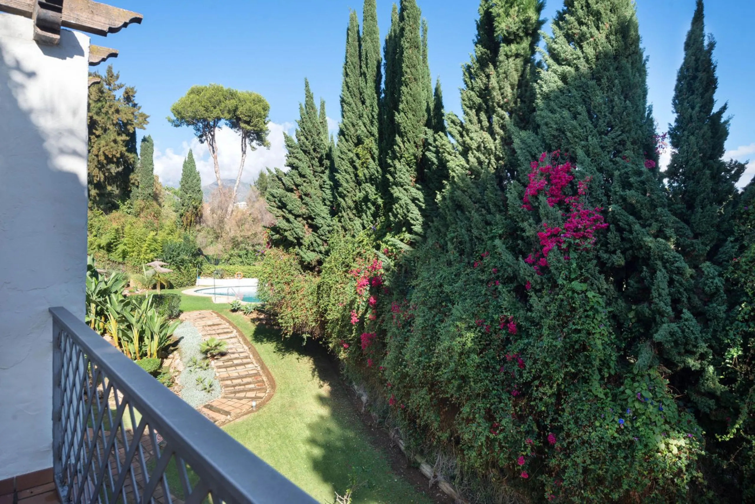 Elegant and bright apartment with partial golf course views in a prime location in Marbella