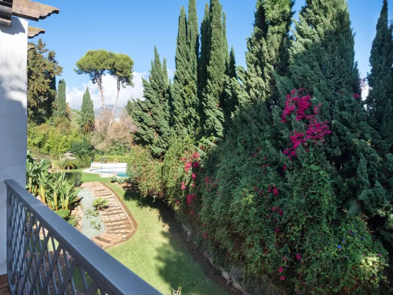 Elegant and bright apartment with partial golf course views in a prime location in Marbella