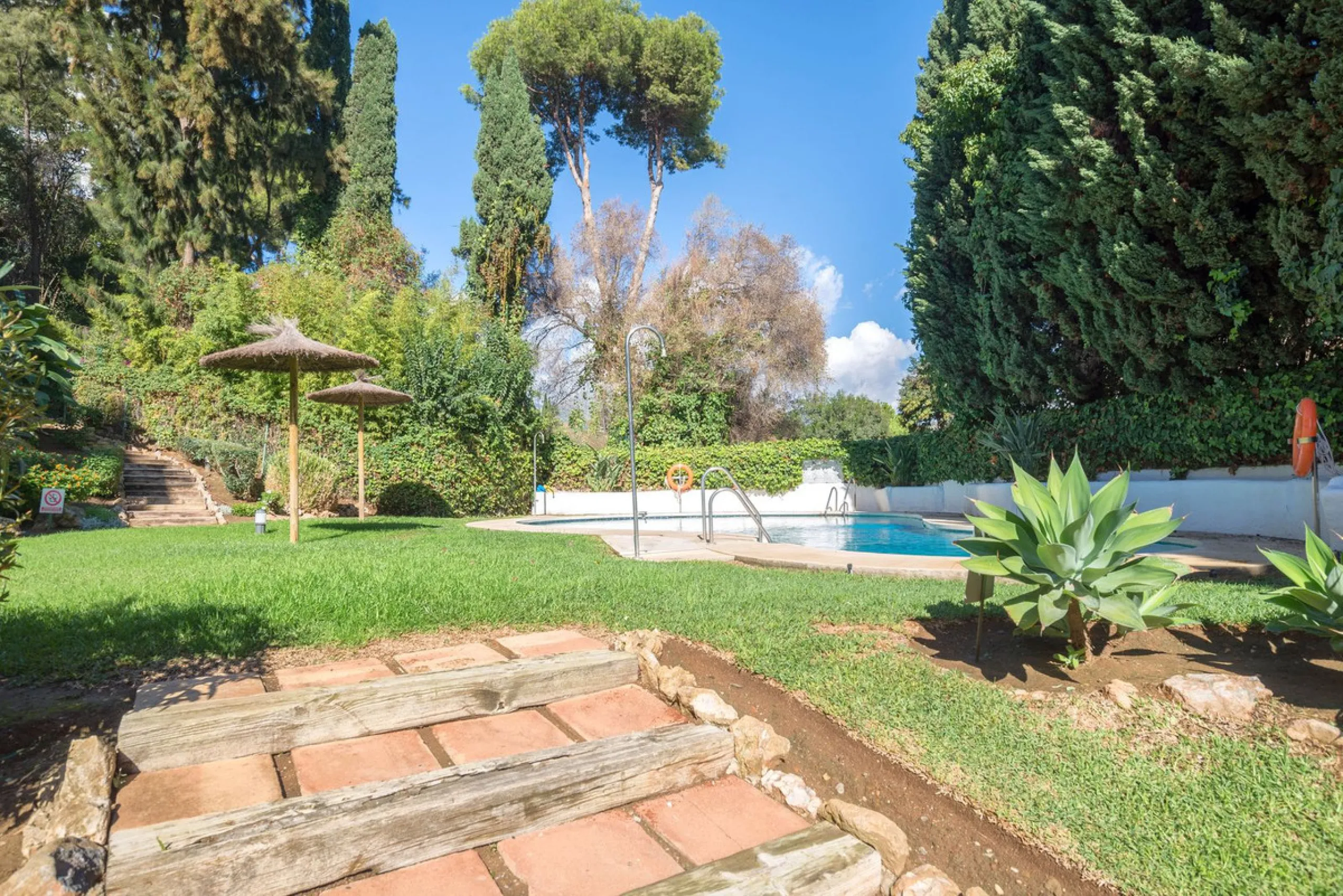 Elegant and bright apartment with partial golf course views in a prime location in Marbella