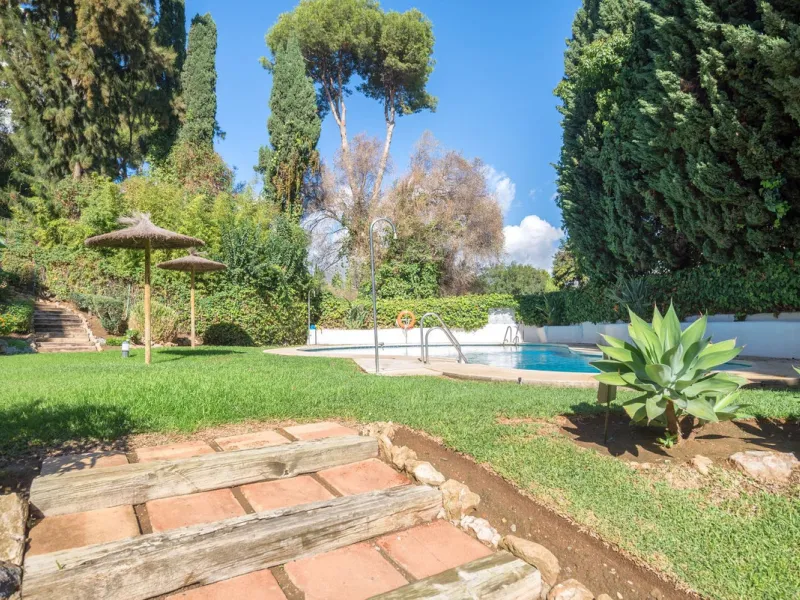 Elegant and bright apartment with partial golf course views in a prime location in Marbella