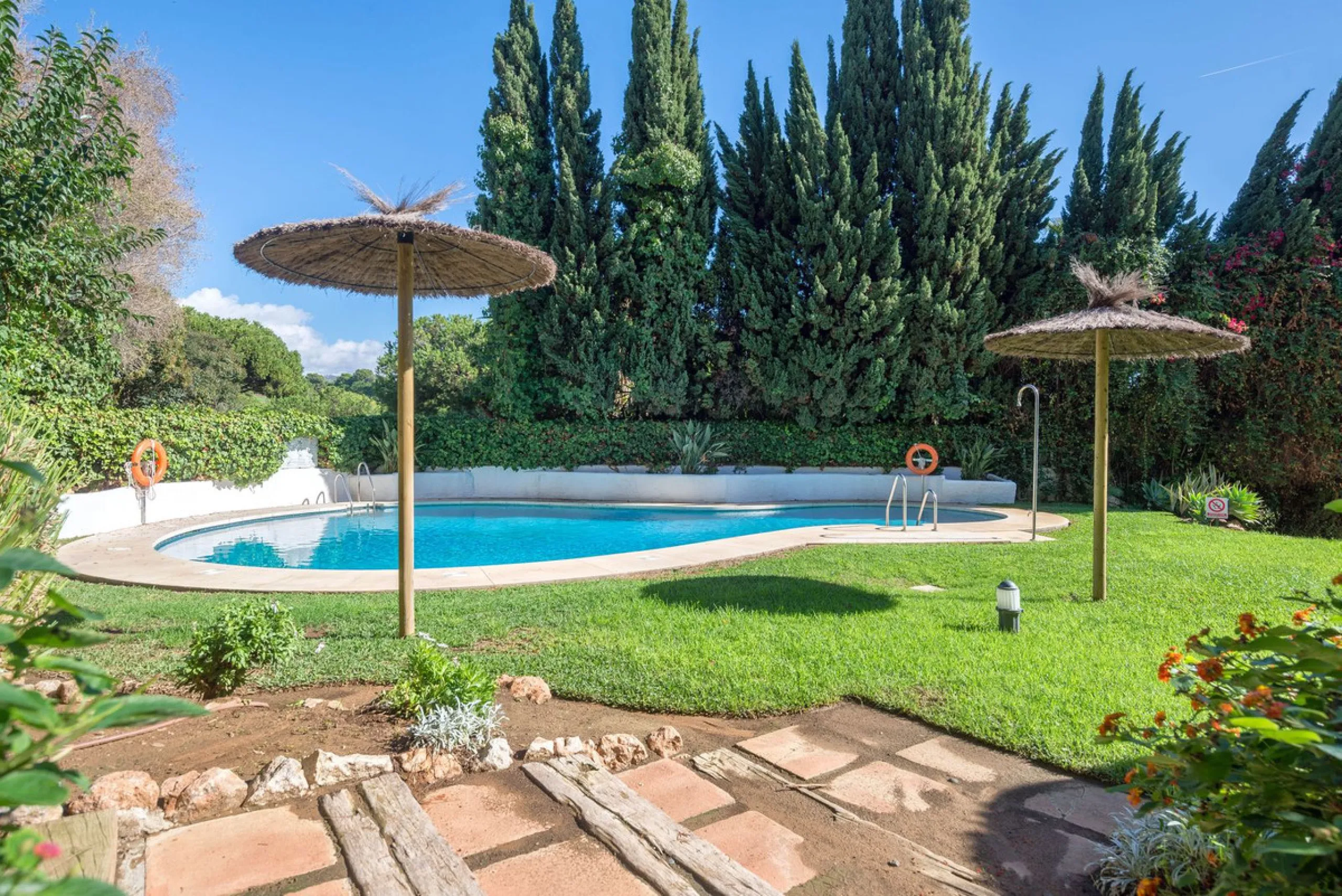 Elegant and bright apartment with partial golf course views in a prime location in Marbella
