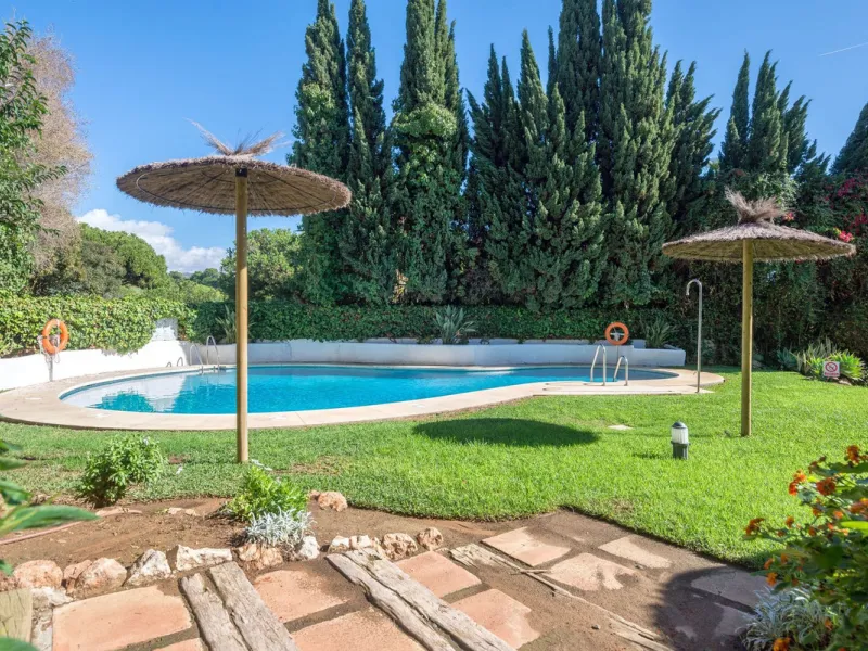 Elegant and bright apartment with partial golf course views in a prime location in Marbella