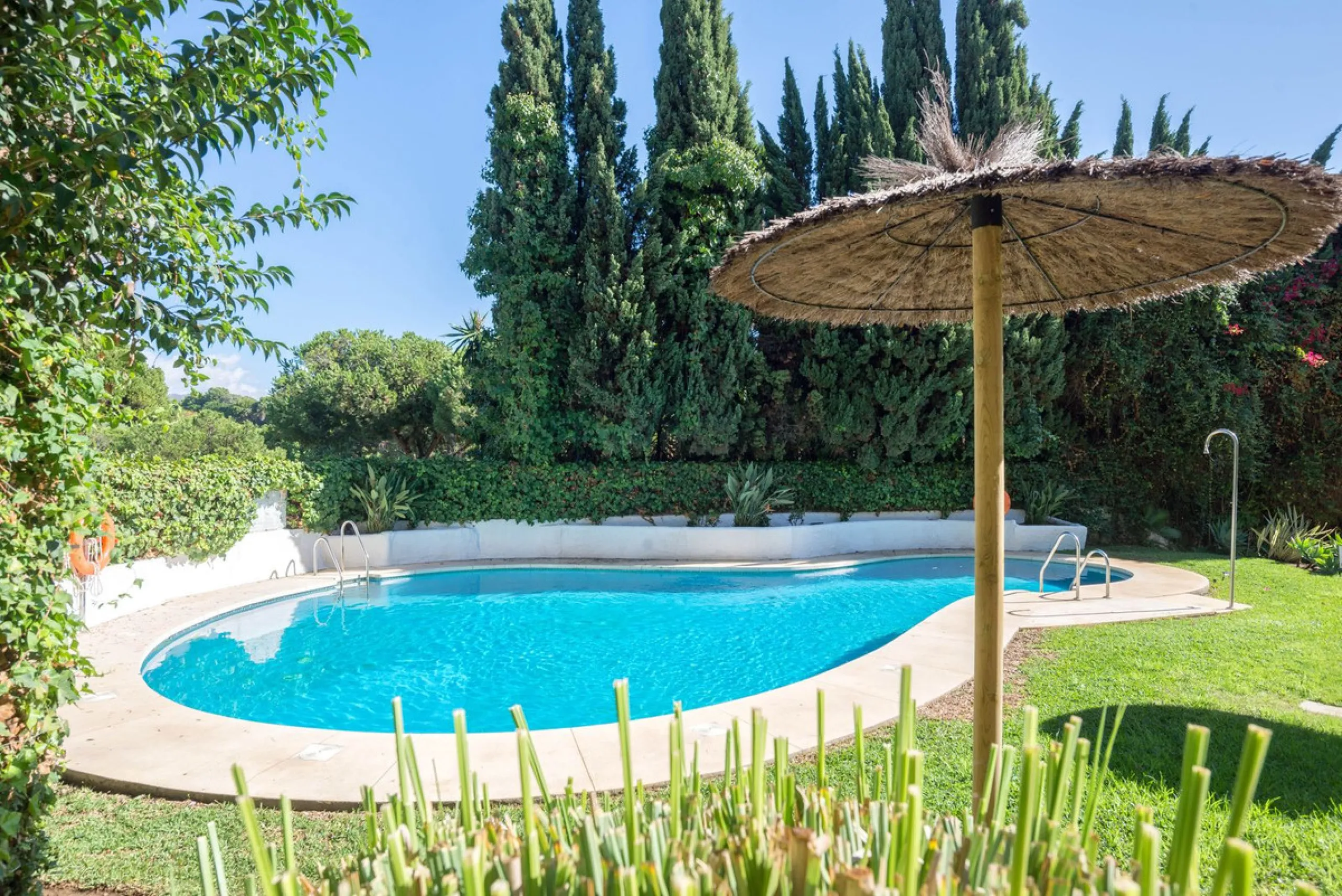 Elegant and bright apartment with partial golf course views in a prime location in Marbella