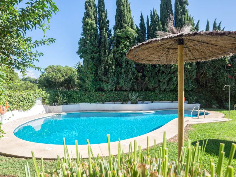 Elegant and bright apartment with partial golf course views in a prime location in Marbella