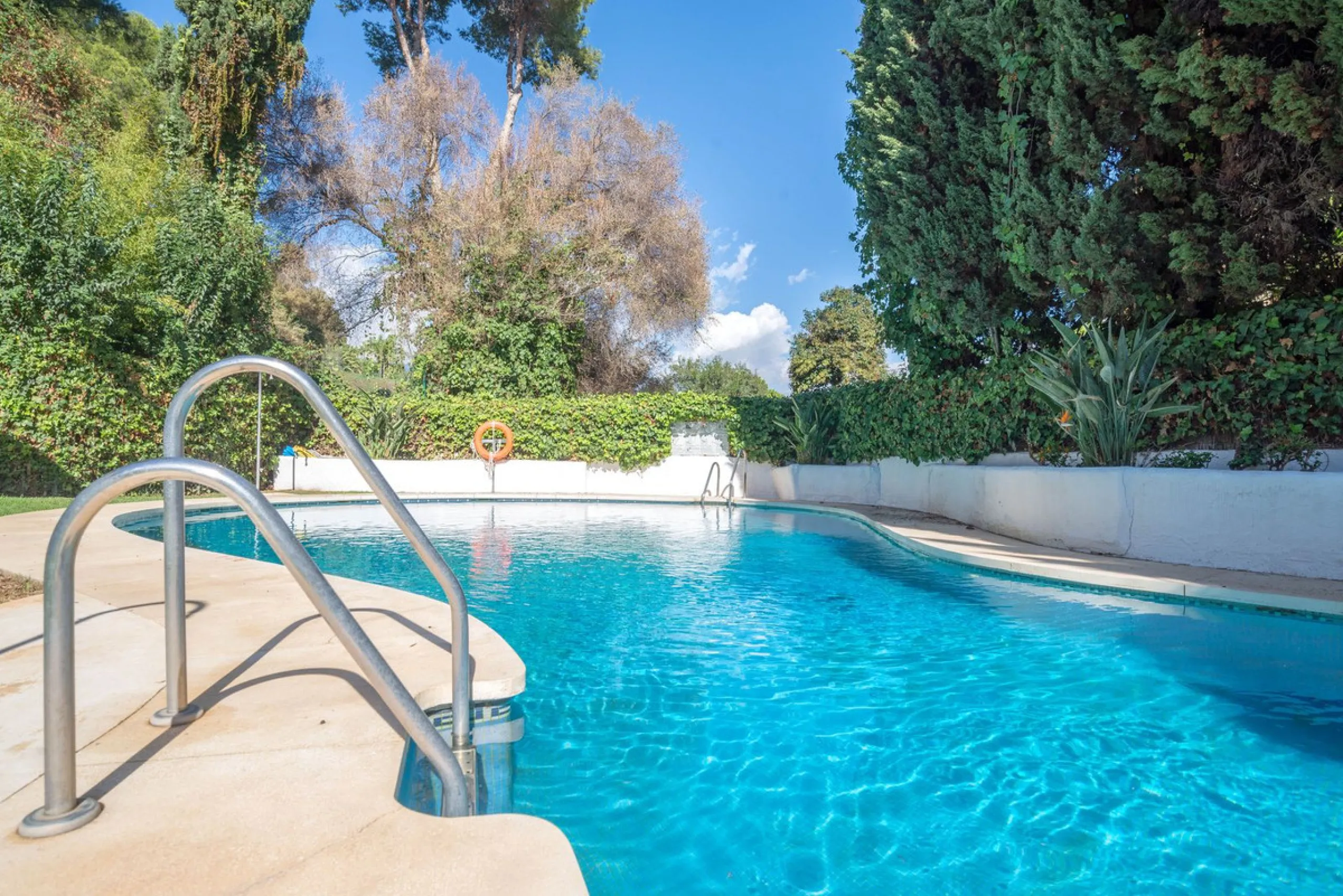 Elegant and bright apartment with partial golf course views in a prime location in Marbella
