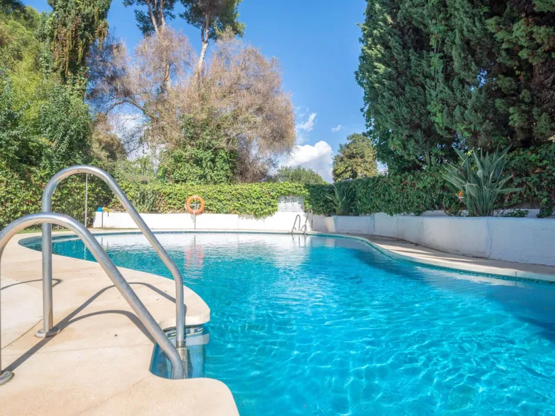 Elegant and bright apartment with partial golf course views in a prime location in Marbella
