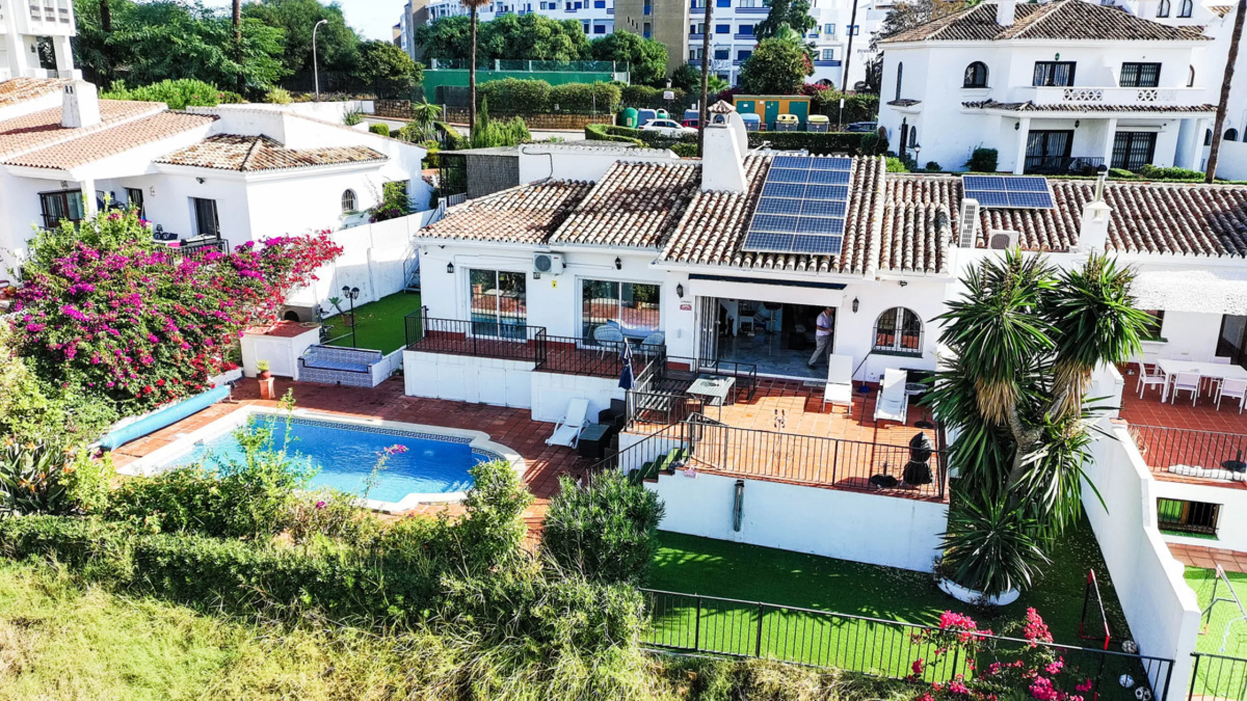 Set on the front line of La Duquesa's golf course, this south-facing semi-detached bungalow combines space, sustainability, and location in one irresistible package. Offering five bedrooms, all with ensuite bathrooms, this is a home designed for comfortab