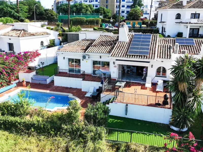 Set on the front line of La Duquesa's golf course, this south-facing semi-detached bungalow combines space, sustainability, and location in one irresistible package. Offering five bedrooms, all with ensuite bathrooms, this is a home designed for comfortab