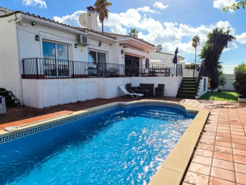 Set on the front line of La Duquesa's golf course, this south-facing semi-detached bungalow combines space, sustainability, and location in one irresistible package. Offering five bedrooms, all with ensuite bathrooms, this is a home designed for comfortab