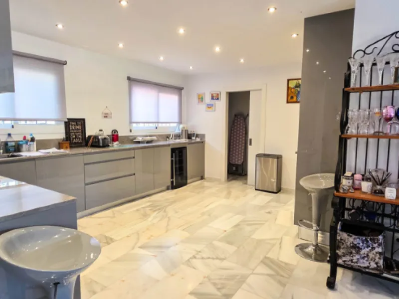 Set on the front line of La Duquesa's golf course, this south-facing semi-detached bungalow combines space, sustainability, and location in one irresistible package. Offering five bedrooms, all with ensuite bathrooms, this is a home designed for comfortab