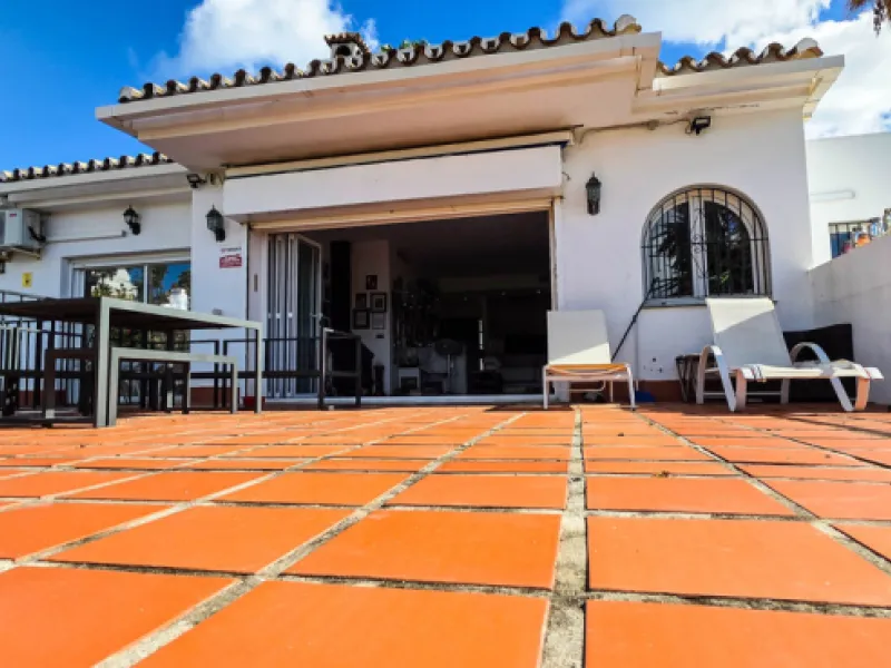 Set on the front line of La Duquesa's golf course, this south-facing semi-detached bungalow combines space, sustainability, and location in one irresistible package. Offering five bedrooms, all with ensuite bathrooms, this is a home designed for comfortab