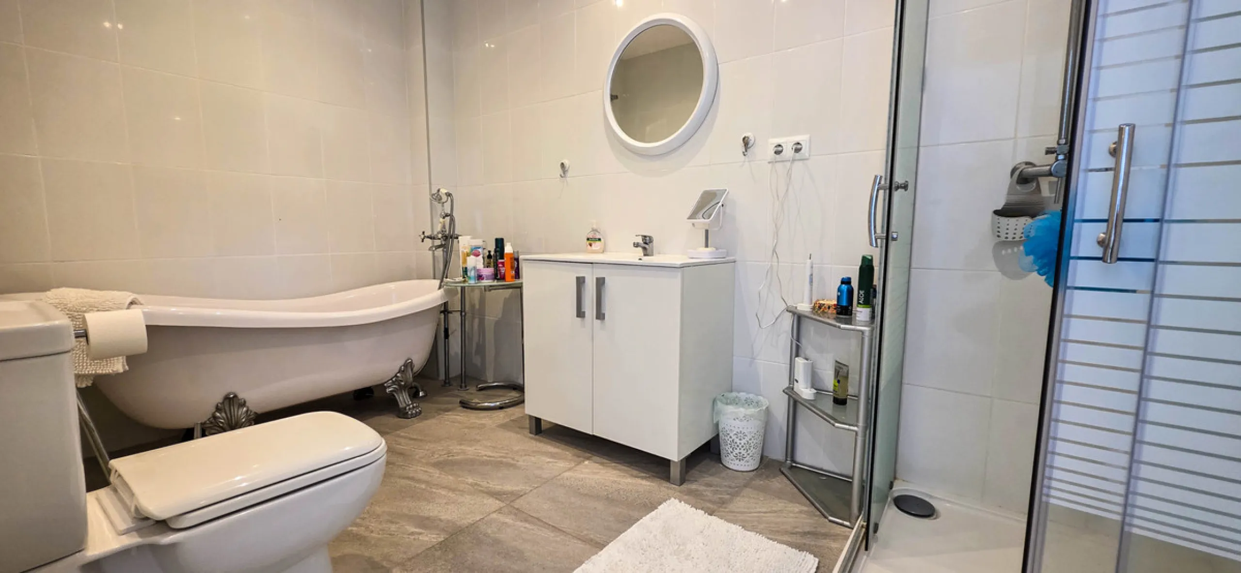 Set on the front line of La Duquesa's golf course, this south-facing semi-detached bungalow combines space, sustainability, and location in one irresistible package. Offering five bedrooms, all with ensuite bathrooms, this is a home designed for comfortab