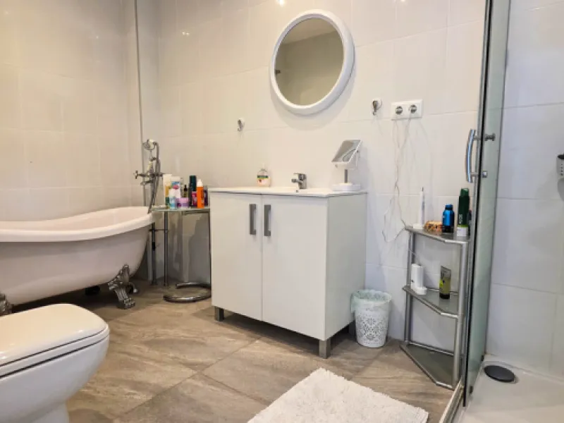 Set on the front line of La Duquesa's golf course, this south-facing semi-detached bungalow combines space, sustainability, and location in one irresistible package. Offering five bedrooms, all with ensuite bathrooms, this is a home designed for comfortab
