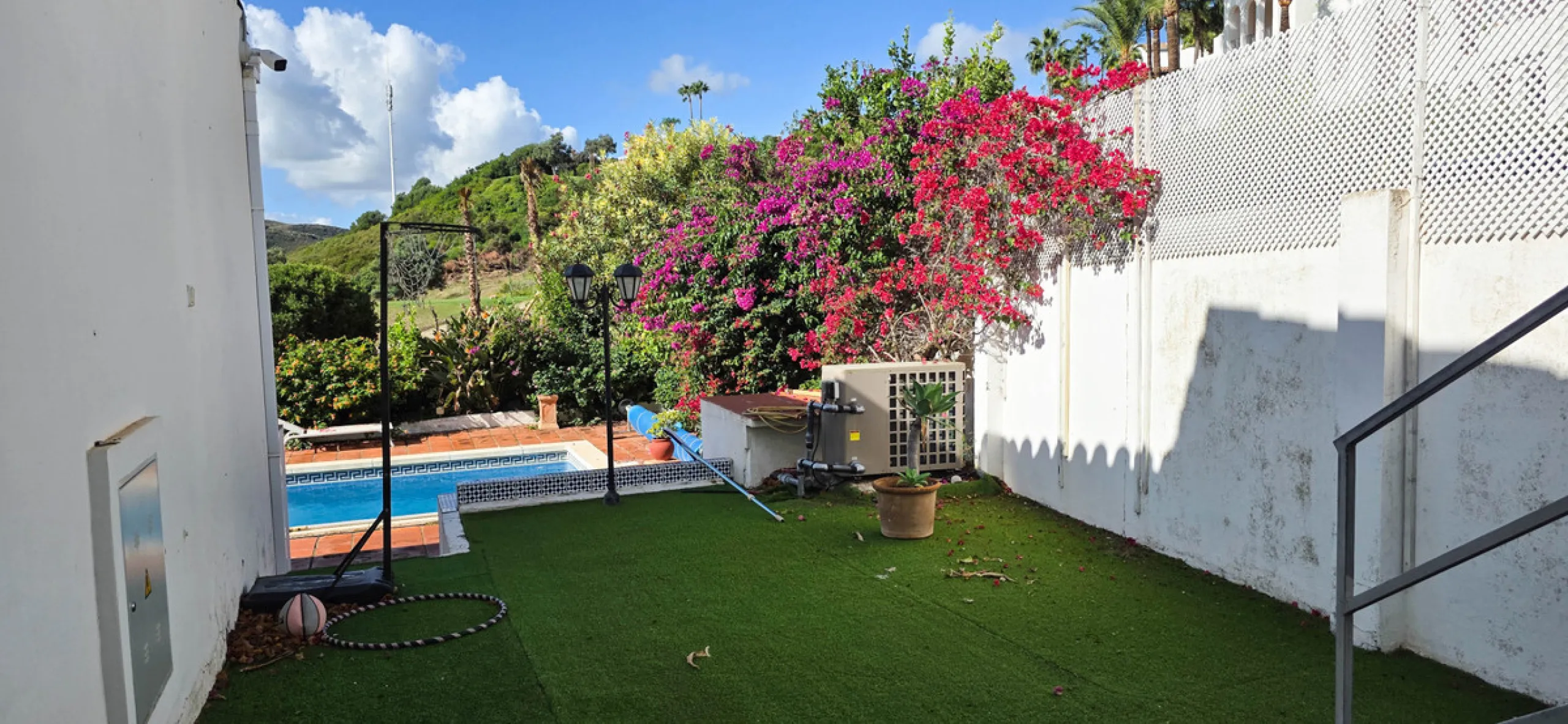 Set on the front line of La Duquesa's golf course, this south-facing semi-detached bungalow combines space, sustainability, and location in one irresistible package. Offering five bedrooms, all with ensuite bathrooms, this is a home designed for comfortab