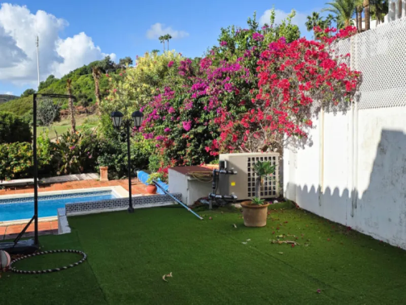 Set on the front line of La Duquesa's golf course, this south-facing semi-detached bungalow combines space, sustainability, and location in one irresistible package. Offering five bedrooms, all with ensuite bathrooms, this is a home designed for comfortab