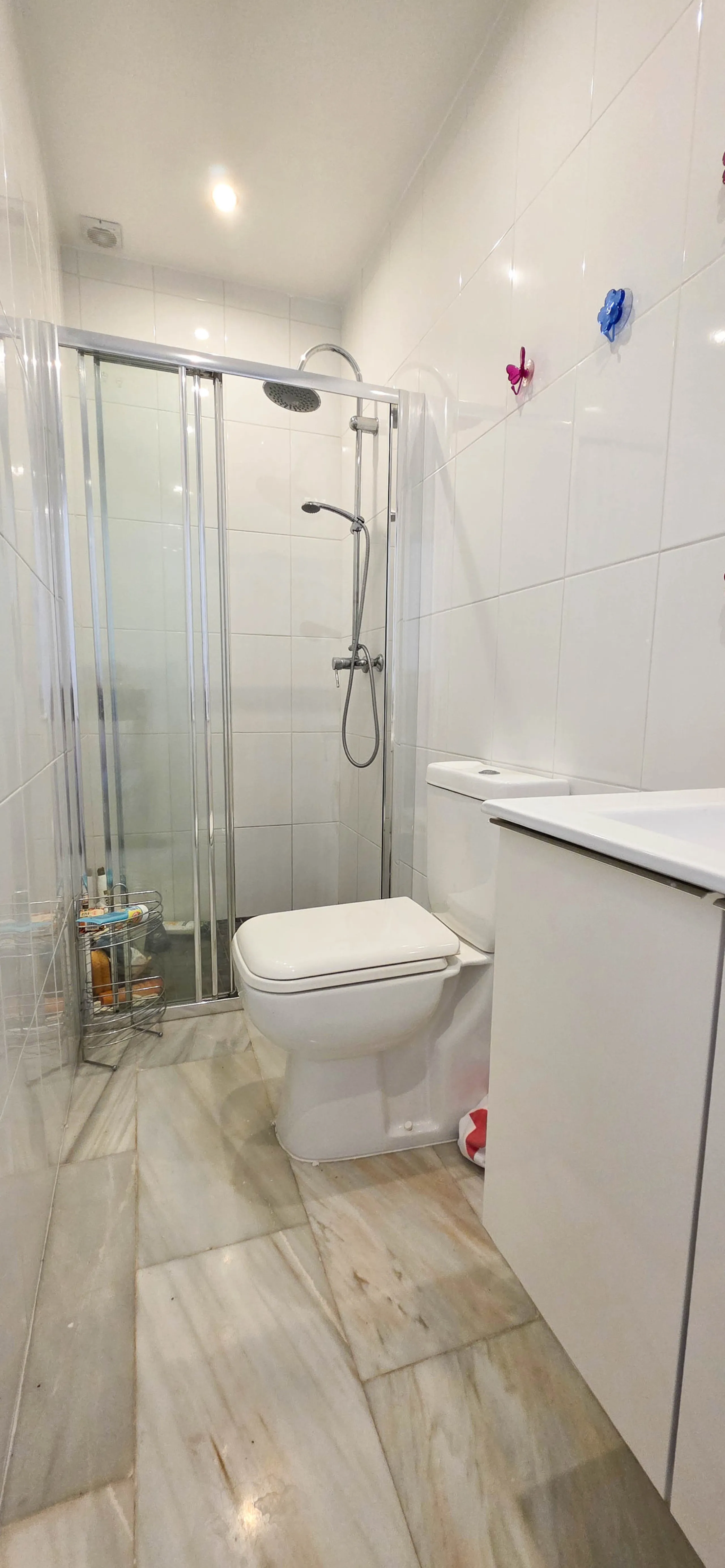 Set on the front line of La Duquesa's golf course, this south-facing semi-detached bungalow combines space, sustainability, and location in one irresistible package. Offering five bedrooms, all with ensuite bathrooms, this is a home designed for comfortab