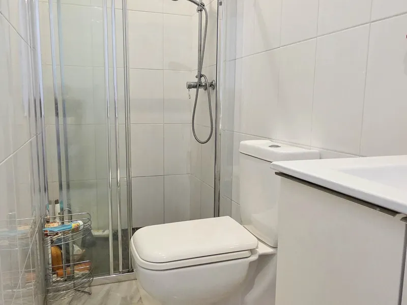 Set on the front line of La Duquesa's golf course, this south-facing semi-detached bungalow combines space, sustainability, and location in one irresistible package. Offering five bedrooms, all with ensuite bathrooms, this is a home designed for comfortab