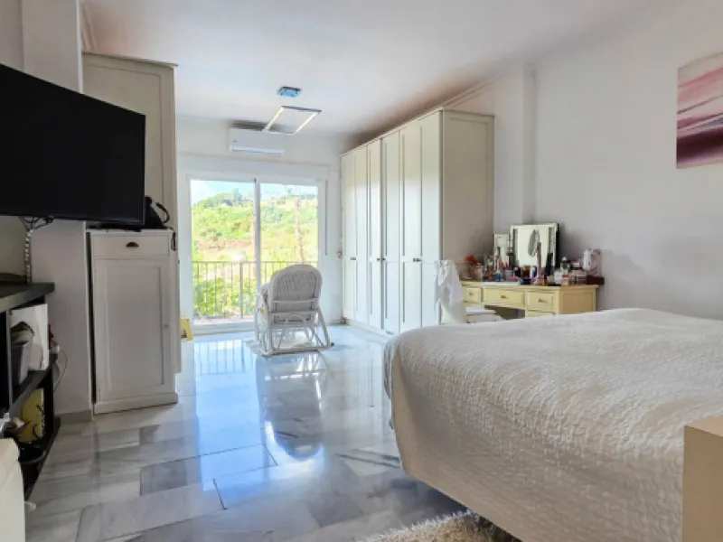 Set on the front line of La Duquesa's golf course, this south-facing semi-detached bungalow combines space, sustainability, and location in one irresistible package. Offering five bedrooms, all with ensuite bathrooms, this is a home designed for comfortab