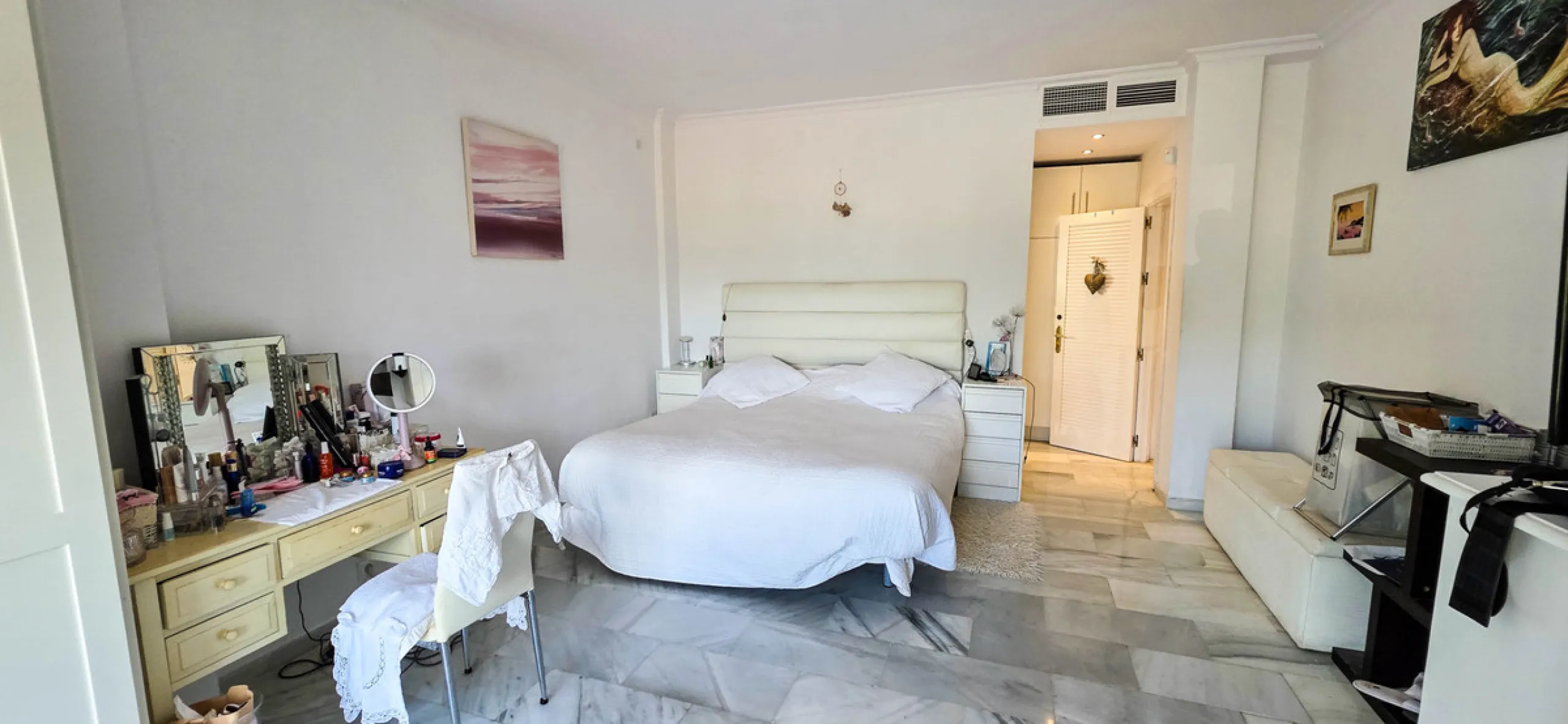 Set on the front line of La Duquesa's golf course, this south-facing semi-detached bungalow combines space, sustainability, and location in one irresistible package. Offering five bedrooms, all with ensuite bathrooms, this is a home designed for comfortab