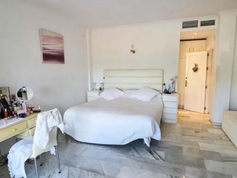Set on the front line of La Duquesa's golf course, this south-facing semi-detached bungalow combines space, sustainability, and location in one irresistible package. Offering five bedrooms, all with ensuite bathrooms, this is a home designed for comfortab