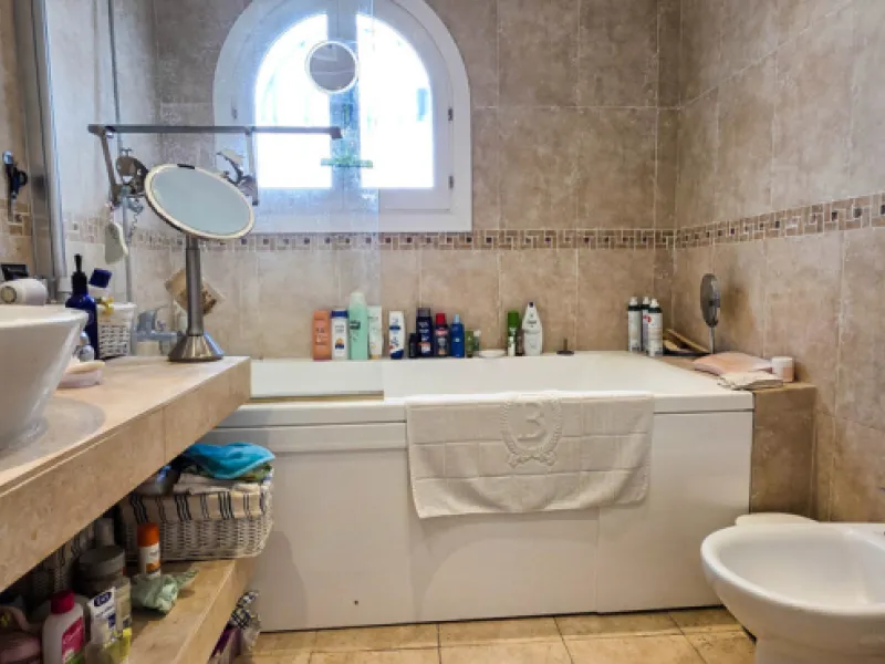Set on the front line of La Duquesa's golf course, this south-facing semi-detached bungalow combines space, sustainability, and location in one irresistible package. Offering five bedrooms, all with ensuite bathrooms, this is a home designed for comfortab