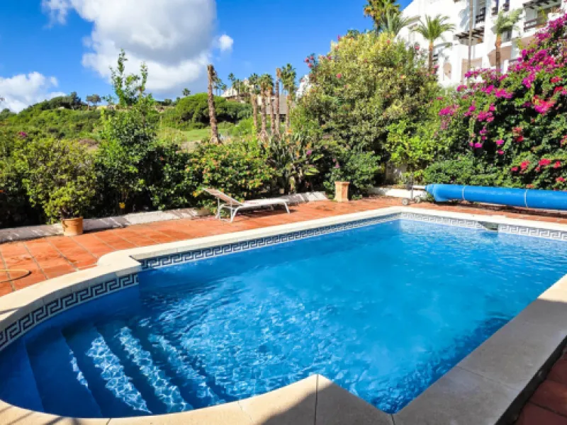 Set on the front line of La Duquesa's golf course, this south-facing semi-detached bungalow combines space, sustainability, and location in one irresistible package. Offering five bedrooms, all with ensuite bathrooms, this is a home designed for comfortab