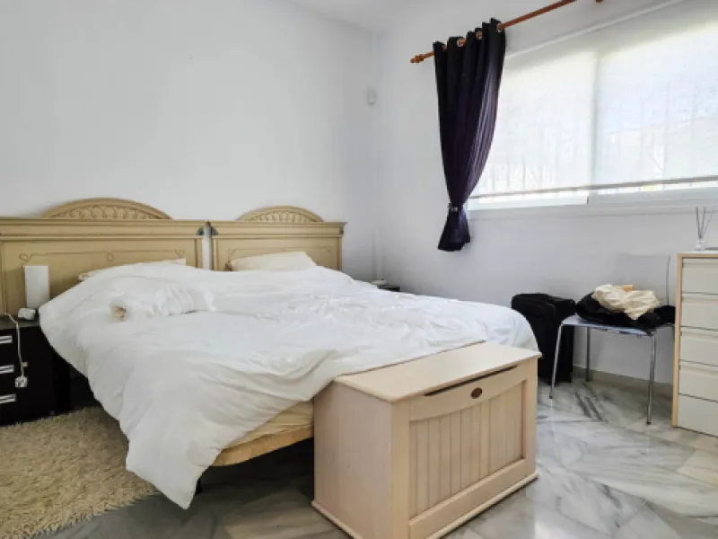 Set on the front line of La Duquesa's golf course, this south-facing semi-detached bungalow combines space, sustainability, and location in one irresistible package. Offering five bedrooms, all with ensuite bathrooms, this is a home designed for comfortab