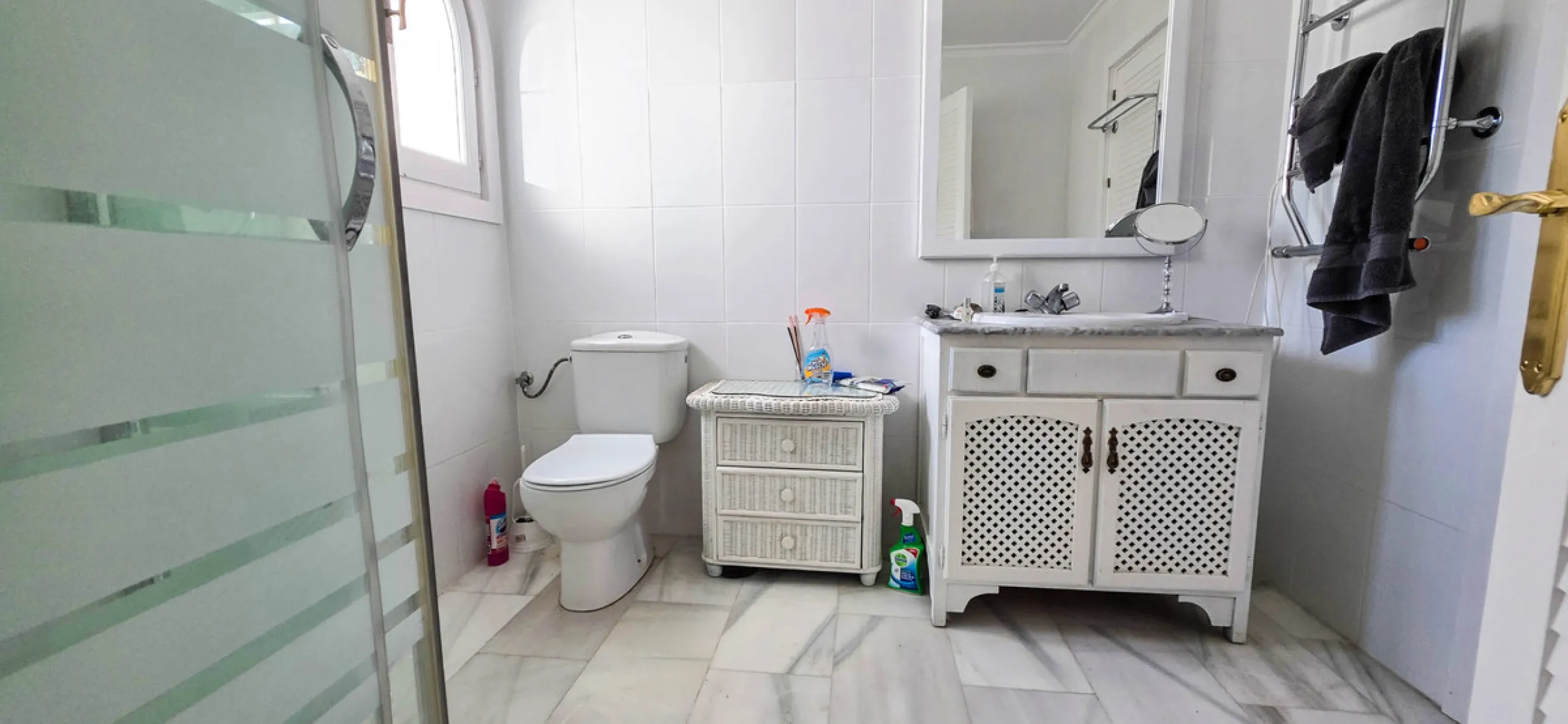 Set on the front line of La Duquesa's golf course, this south-facing semi-detached bungalow combines space, sustainability, and location in one irresistible package. Offering five bedrooms, all with ensuite bathrooms, this is a home designed for comfortab