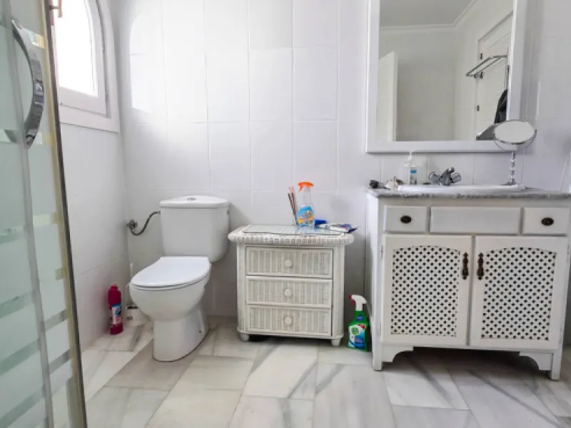 Set on the front line of La Duquesa's golf course, this south-facing semi-detached bungalow combines space, sustainability, and location in one irresistible package. Offering five bedrooms, all with ensuite bathrooms, this is a home designed for comfortab